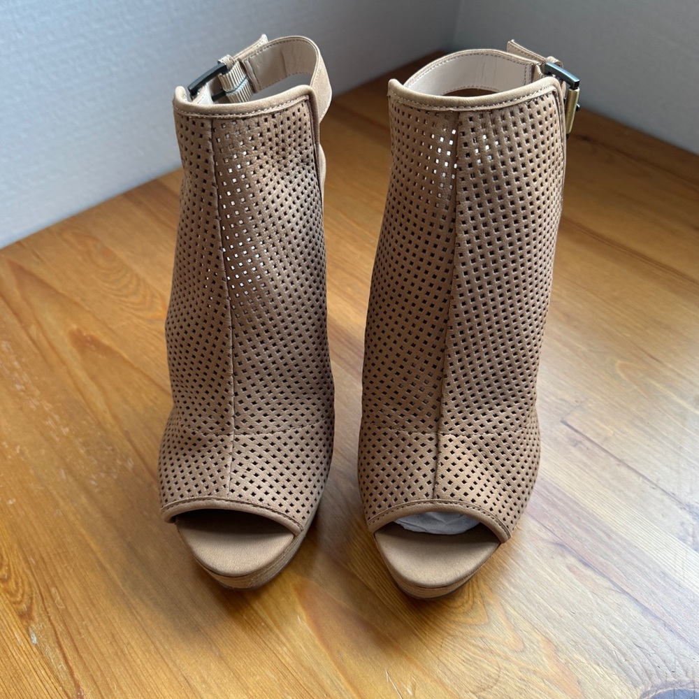 Pelle moda tan 5 inch heels size 7